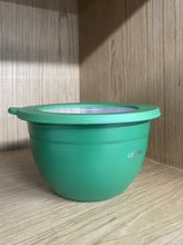 Load image into Gallery viewer, Olymn reusable salad bowl with clear window lid, 64 oz meal prep container for salads and work lunches, leak-resistant and BPA-free, green