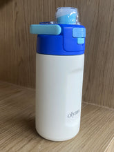 Load image into Gallery viewer, Olymn 18 oz Kids Insulated Water Bottle for School: Leakproof, One-Push Open Lid with Dust Cover, BPA-Free Stainless Steel Cup, Keep Cold 24 Hrs, Portable for Sports, Travel, Gift for Girls &amp; Boys (Blue/White)